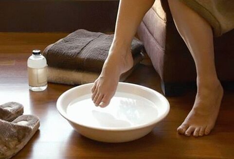 Joint pain at night does not mean disease, it can be eliminated with folk remedies such as hot baths